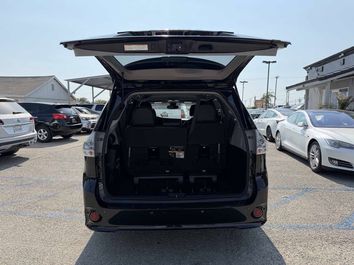Used 2019 Toyota Sienna SE w/ Carpet Mat Package FWD image 19