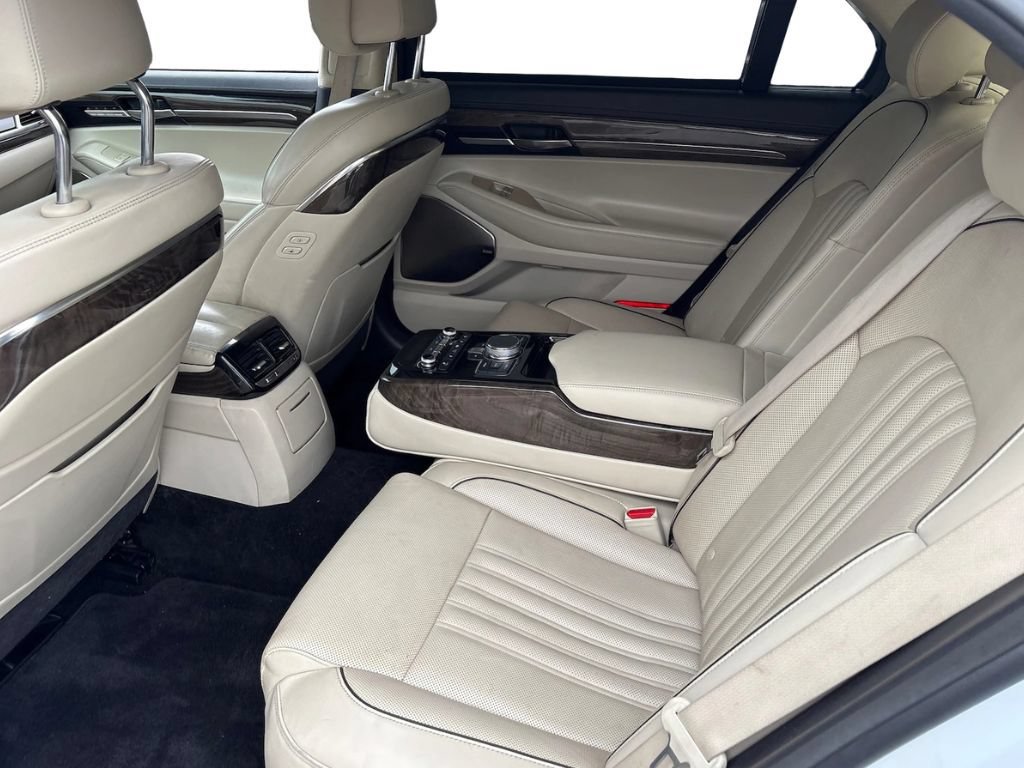 Used 2018 Genesis G90 3.3T Premium RWD image 12