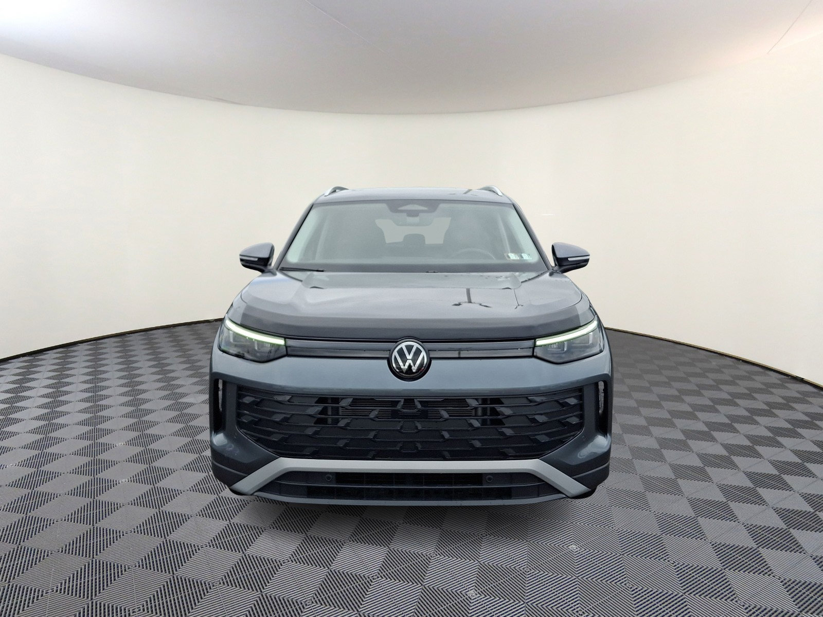 Certified 2026 Volkswagen Tiguan SE AWD/4WD image 2