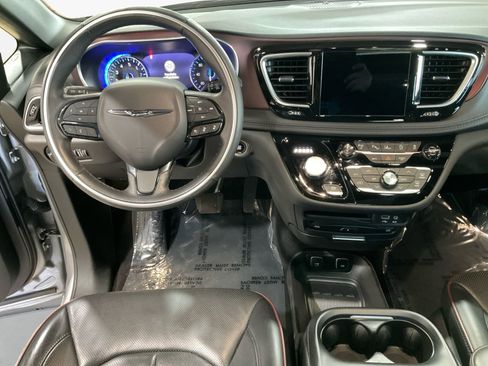 Used 2020 Chrysler Pacifica Limited image 10