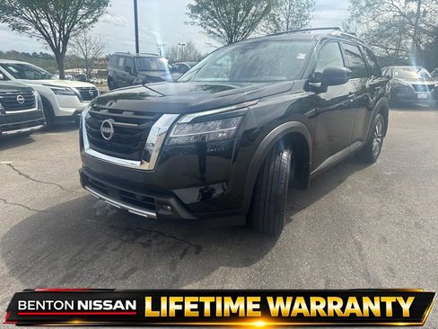 Used 2024 Nissan Pathfinder SL FWD image 4