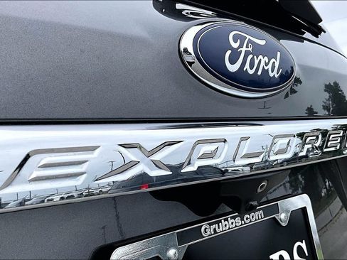 Used 2017 Ford Explorer XLT w/ Equipment Group 202A FWD image 43