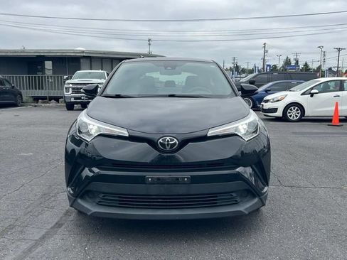Used 2019 Toyota C-HR XLE FWD image 4