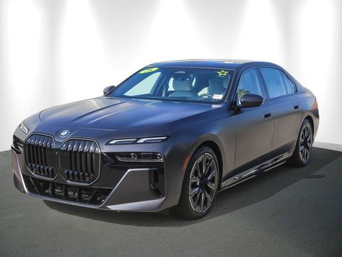 Used 2025 BMW i7 xDrive60 w/ Premium Package AWD/4WD image 3
