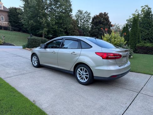 Used 2018 Ford Focus SE FWD image 7