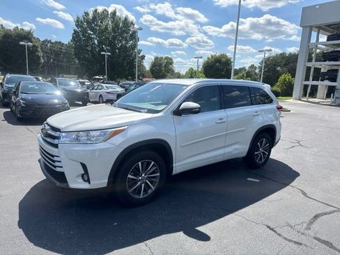 Used 2017 Toyota Highlander XLE FWD image 2