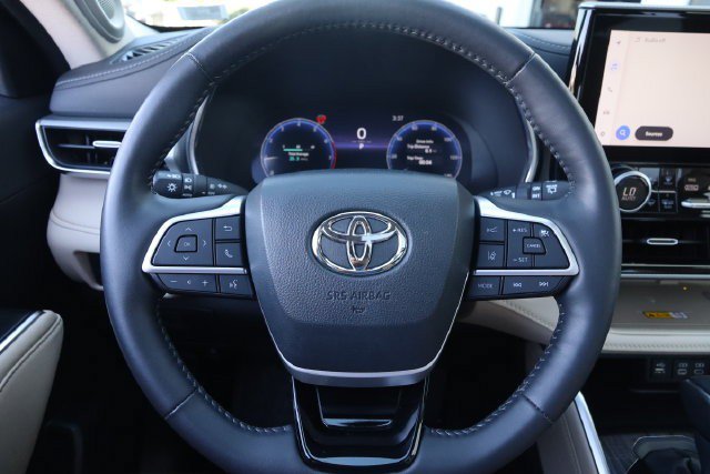 Used 2024 Toyota Highlander Platinum FWD image 13