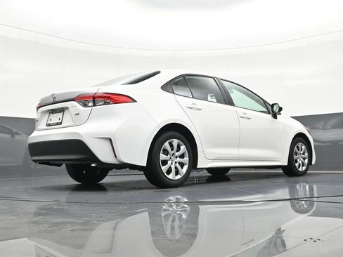 Used 2025 Toyota Corolla LE image 27