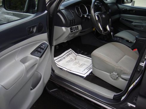 Used 2013 Toyota Tacoma V6 4x4 4dr Double Cab 6.1 ft S image 12