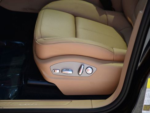 Certified 2025 Porsche Macan image 32