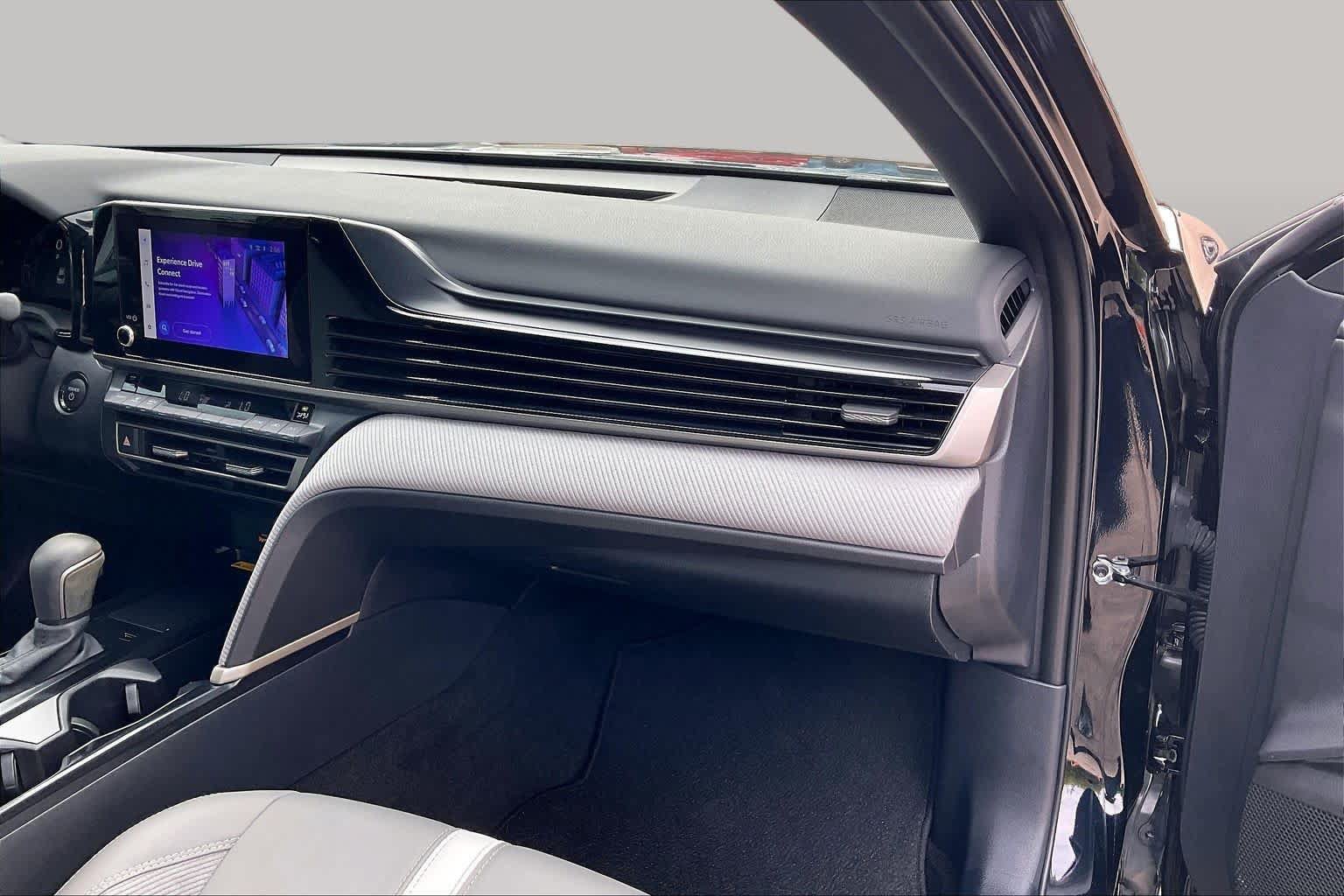 Used 2025 Toyota Camry SE w/ Convenience Package FWD image 18