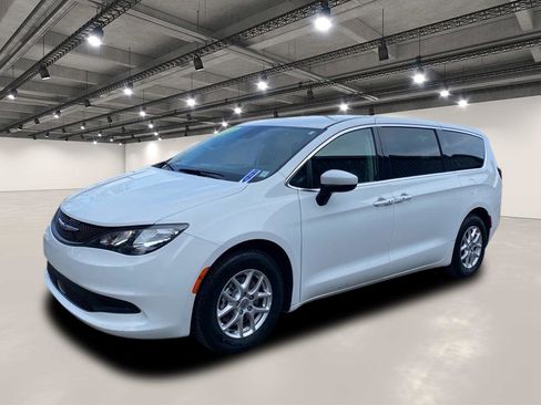 Used 2023 Chrysler Voyager LX image 3