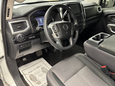 Used 2020 Nissan Titan SV image 10