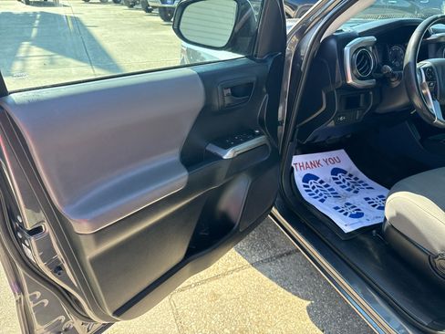 Used 2017 Toyota Tacoma SR5 image 17