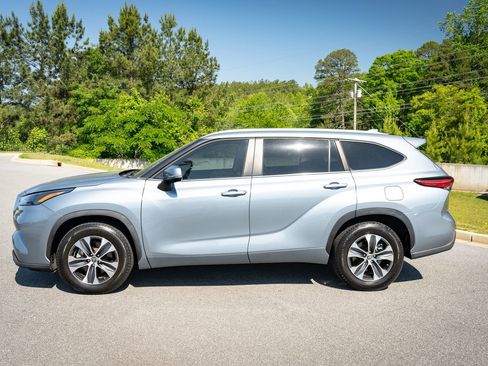 Used 2023 Toyota Highlander XLE FWD image 5