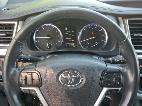 Used 2019 Toyota Highlander XLE AWD/4WD image 21