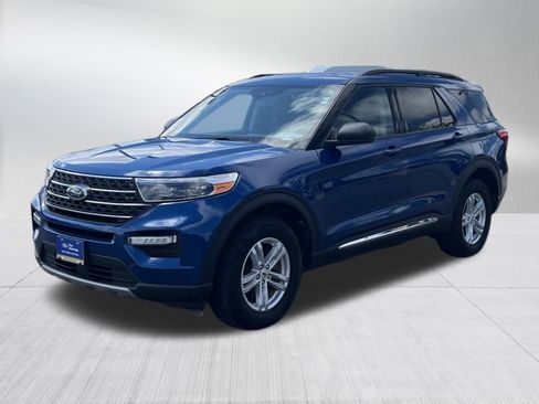Used 2022 Ford Explorer XLT w/ Equipment Group 202A image 3