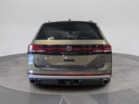 Used 2025 Volkswagen Atlas Peak Edition SE image 5