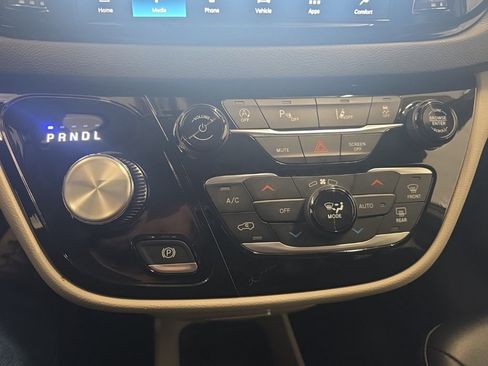 Used 2024 Chrysler Pacifica Touring-L image 20