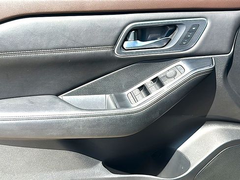 Used 2023 Nissan Rogue Platinum w/ Platinum Premium Package FWD image 17