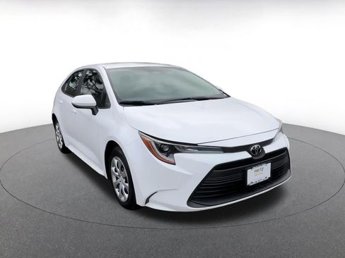 Used 2025 Toyota Corolla LE image 3