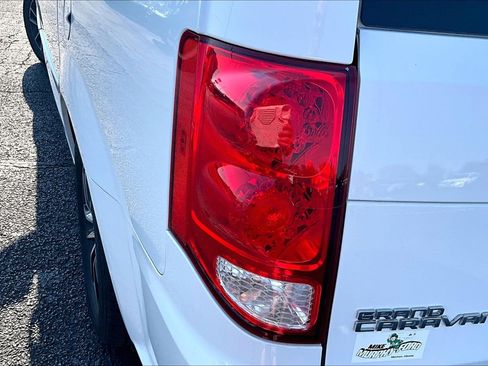 Used 2017 Dodge Grand Caravan SE FWD image 28