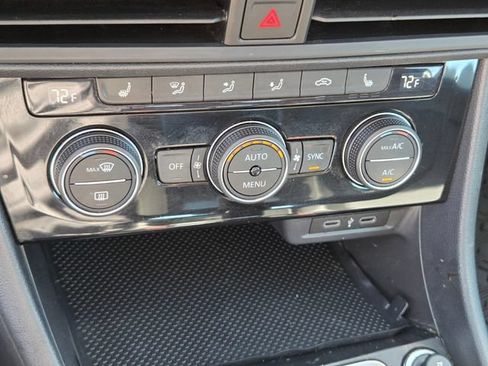 Certified 2023 Volkswagen Jetta SE w/ Panoramic Sunroof Package FWD image 25