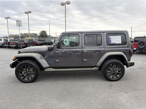 Used 2025 Jeep Wrangler Sahara image 7