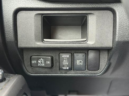 Used 2018 Toyota Tacoma TRD Off-Road w/ Technology Package image 6