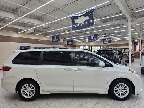 Used 2016 Toyota Sienna XLE w/ XLE Navigation Package FWD image 5