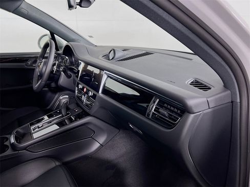 New 2026 Porsche Macan Base image 31