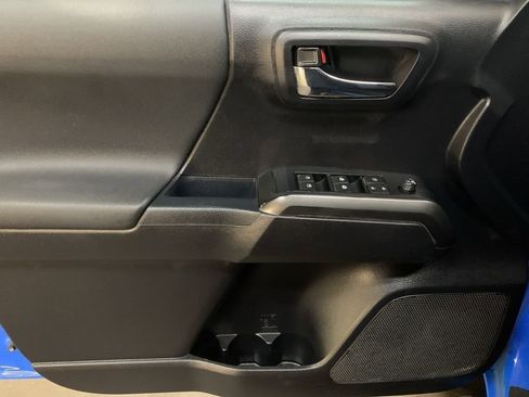 Used 2020 Toyota Tacoma TRD Sport image 11