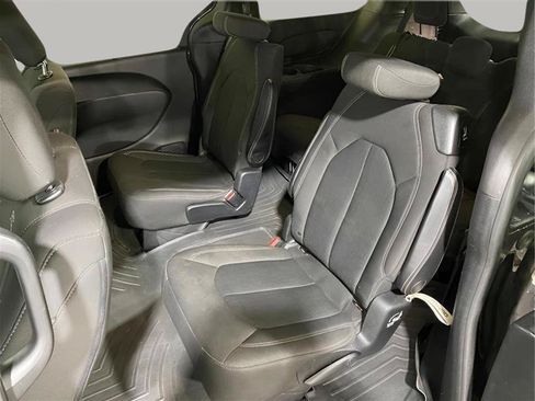 Used 2018 Chrysler Pacifica Touring Plus w/ S Appearance Package FWD image 12