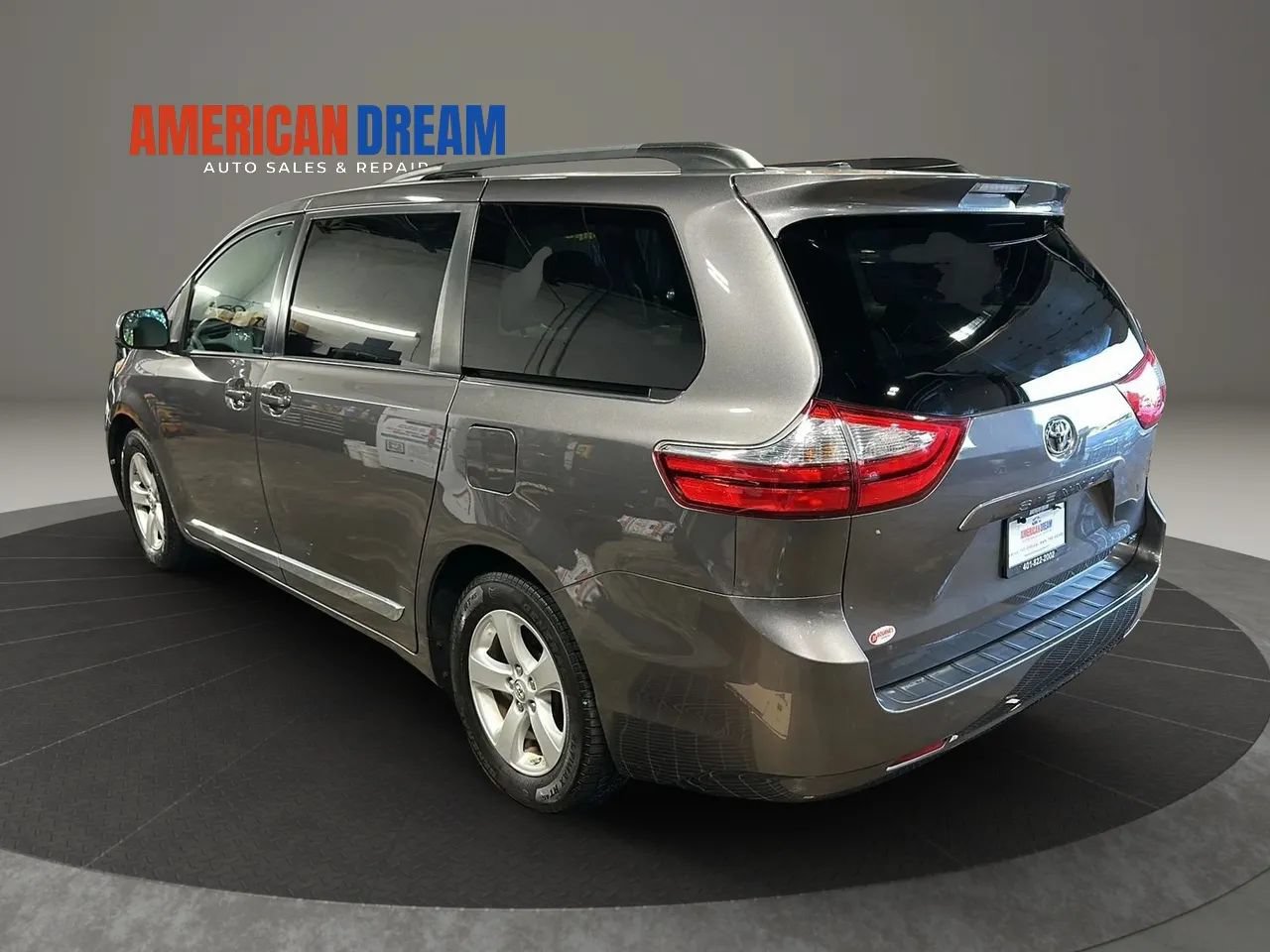 Used 2017 Toyota Sienna LE FWD image 3
