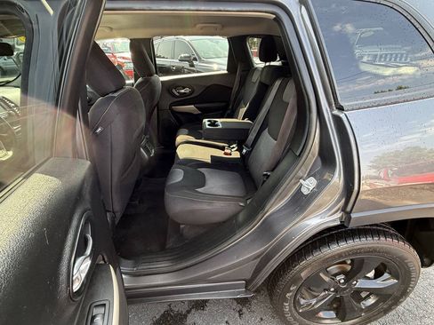 Used 2018 Jeep Cherokee Latitude w/ Altitude Package FWD image 17