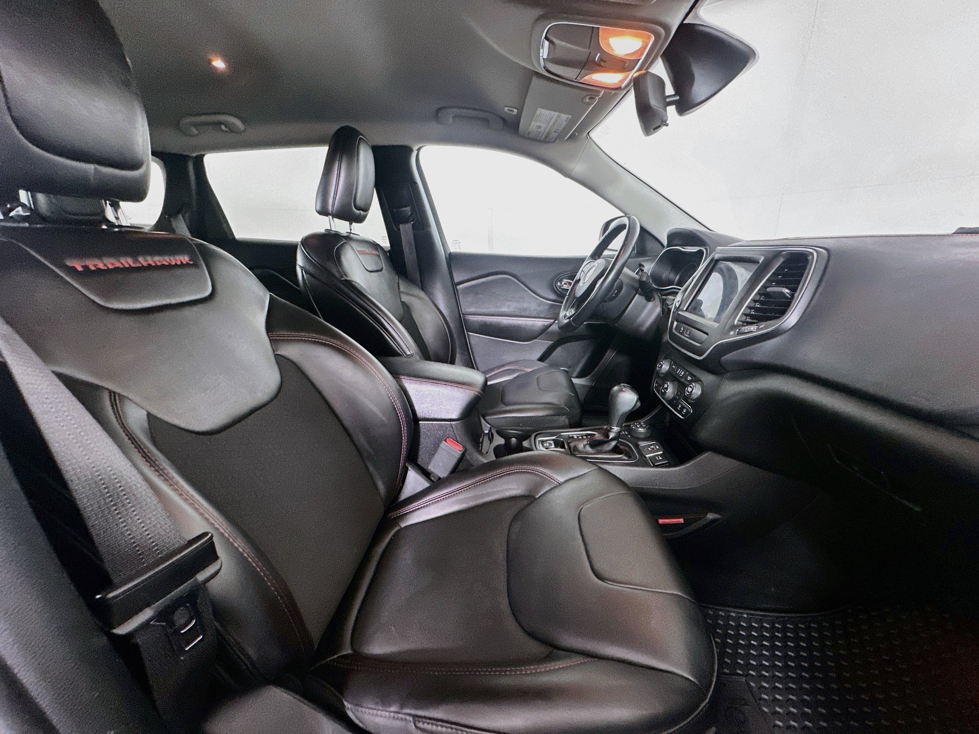 Used 2019 Jeep Cherokee Trailhawk AWD/4WD image 29