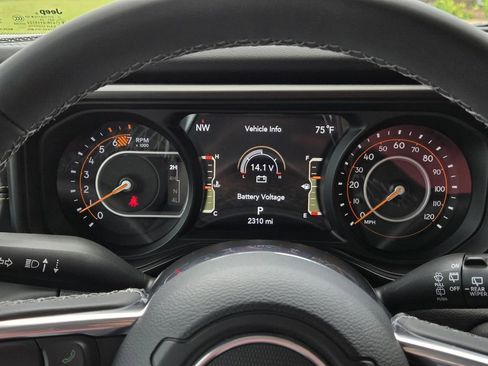 Used 2025 Jeep Wrangler Sahara AWD/4WD image 9