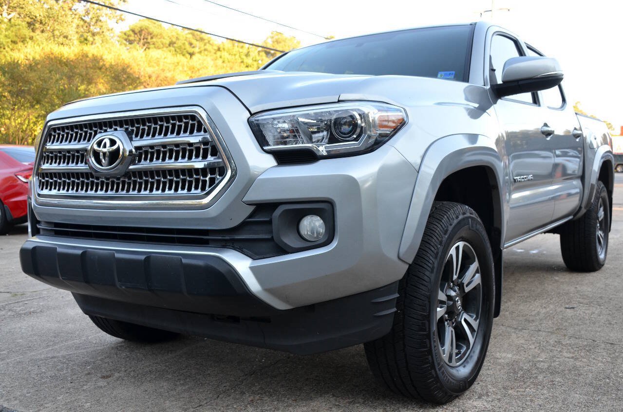 Used 2017 Toyota Tacoma TRD Sport AWD/4WD image 2