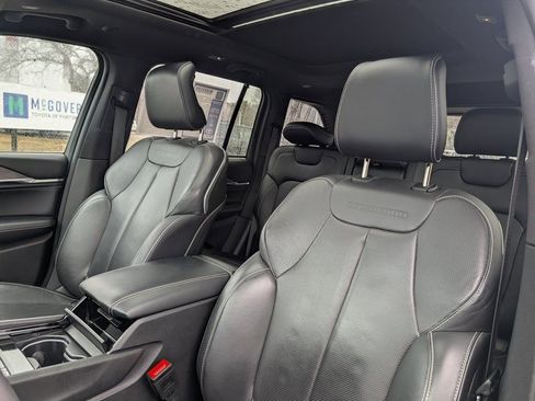 Used 2023 Jeep Grand Cherokee Overland w/ Luxury Tech Group IV AWD/4WD image 20