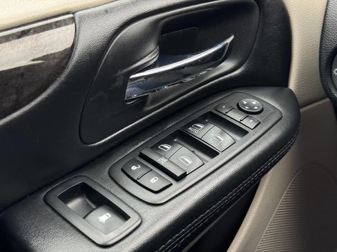 Used 2019 Dodge Grand Caravan SE w/ UConnect Hands-Free Group image 25