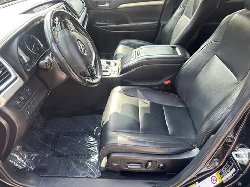 Used 2019 Toyota Highlander XLE AWD/4WD image 26