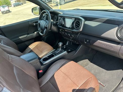Used 2017 Toyota Tacoma TRD Off-Road w/ Premium & Technology Package AWD/4WD image 26