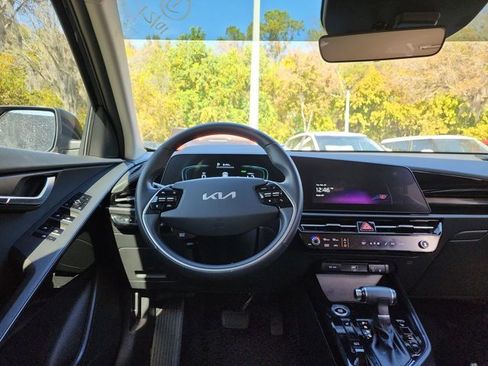 Used 2023 Kia Niro EX image 9