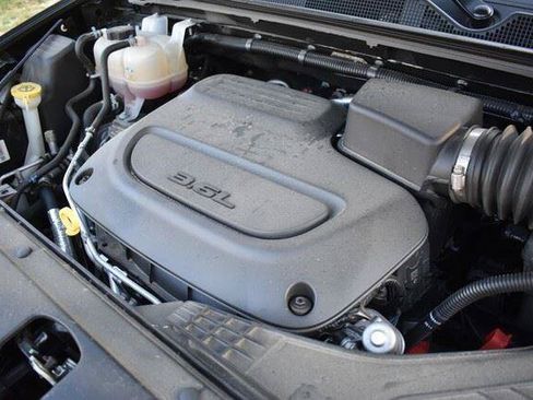 Used 2023 Chrysler Pacifica Limited AWD/4WD image 42