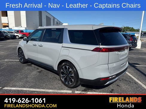 Used 2024 Kia Carnival EX FWD image 2
