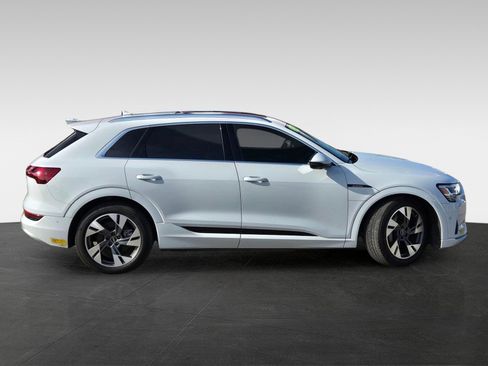 Used 2022 Audi e-tron Premium Plus w/ Premium Plus Package image 4