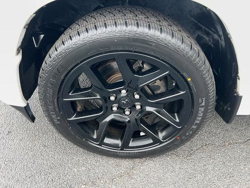 Used 2023 RAM 1500 Laramie AWD/4WD image 9