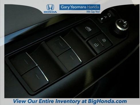 Used 2021 Toyota Venza LE AWD/4WD image 25