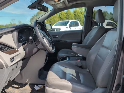 Used 2019 Toyota Sienna XLE w/ XLE Navigation Package FWD image 9
