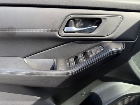 Used 2025 Nissan Rogue SL AWD/4WD image 16